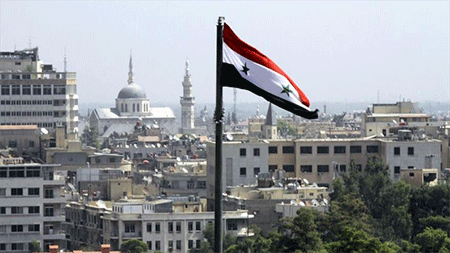 la bandera siria ondea sobre la capital Damasco